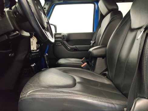 Used 2015 Jeep Wrangler Unlimited Sahara AWD/4WD image 17