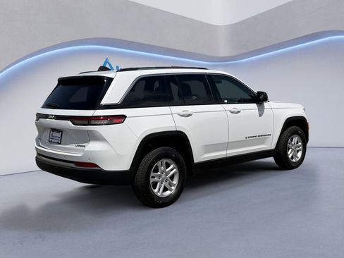 Used 2023 Jeep Grand Cherokee Laredo w/ Luxury Tech Group I AWD/4WD image 5