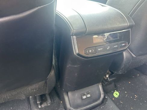 Used 2023 Toyota Highlander XLE FWD image 14