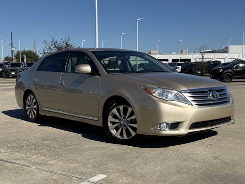 Used 2011 Toyota Avalon Limited image 2