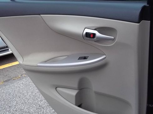 Used 2013 Toyota Corolla LE FWD image 12