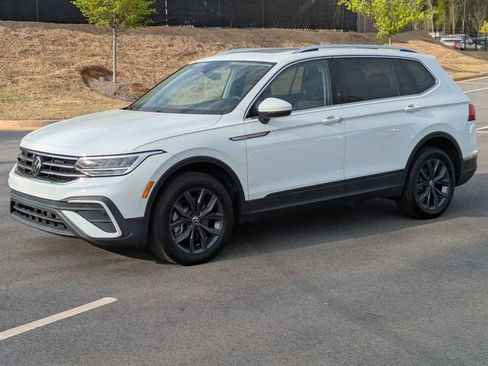 Used 2022 Volkswagen Tiguan SE w/ Panoramic Sunroof Package image 8