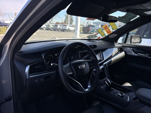 Used 2025 Cadillac XT6 Premium Luxury image 9