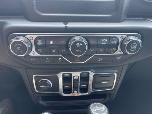 Used 2018 Jeep Wrangler Unlimited Sahara w/ Cold Weather Group AWD/4WD image 32