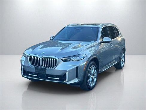 Used 2025 BMW X5 xDrive50e image 3