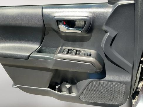 Certified 2020 Toyota Tacoma TRD Off-Road AWD/4WD image 11