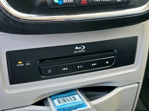 Used 2014 Chrysler Town & Country Touring-L w/ Driver Convenience Group FWD image 27