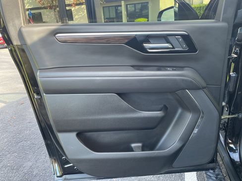 Used 2025 Chevrolet Suburban Z71 image 41