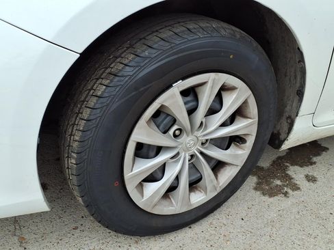 Used 2015 Toyota Camry LE image 6