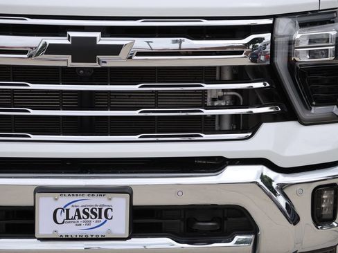 Used 2025 Chevrolet Silverado 3500 LTZ w/ LTZ Plus Package AWD/4WD image 9