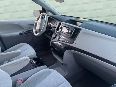 Used 2014 Toyota Sienna LE FWD image 10