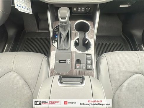 New 2026 Toyota Highlander Platinum image 9
