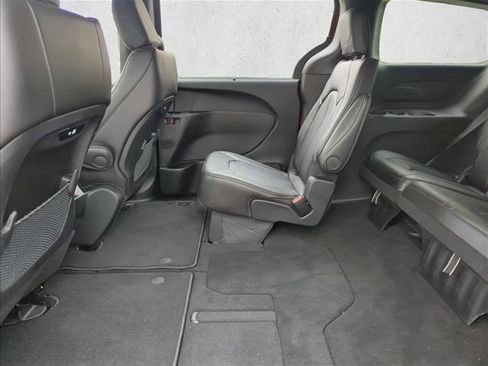 Used 2025 Chrysler Pacifica Select image 18