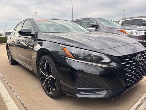 Used 2023 Nissan Altima 2.5 SR w/ SR Premium Package image 3