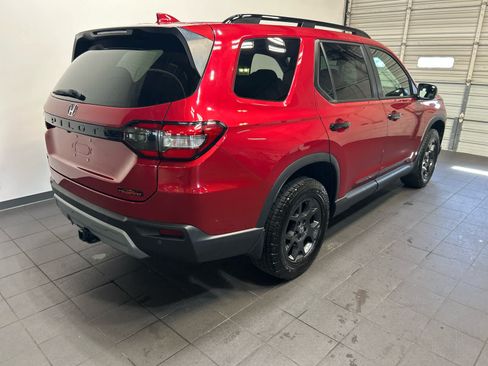 Used 2025 Honda Pilot TrailSport image 3