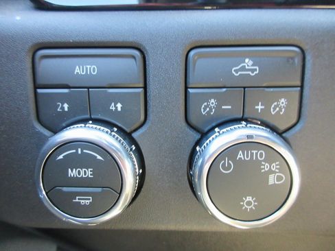 New 2026 GMC Sierra 1500 SLE image 16