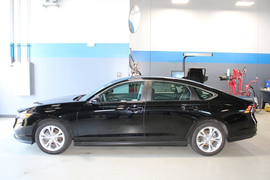 Used 2023 Honda Accord LX image 9