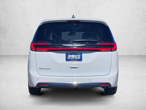 Used 2023 Chrysler Pacifica Touring-L FWD image 7