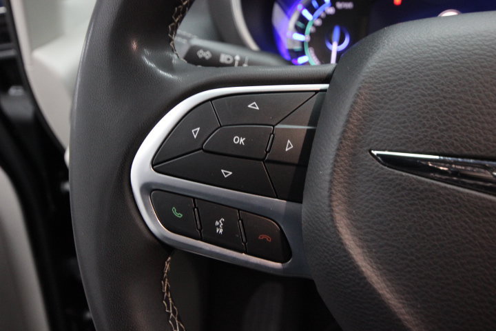 Used 2023 Chrysler Pacifica Touring-L FWD image 18