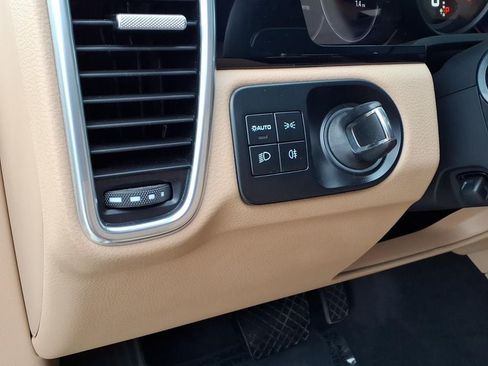 Used 2022 Porsche Cayenne AWD/4WD image 11