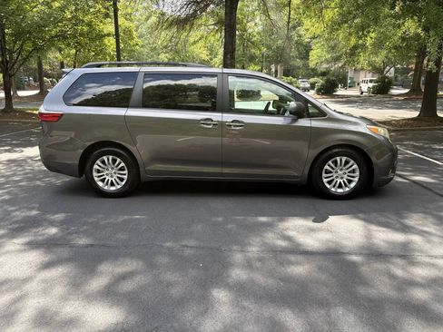 Used 2016 Toyota Sienna XLE FWD image 2