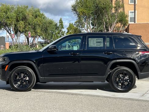 New 2025 Jeep Grand Cherokee Altitude image 7