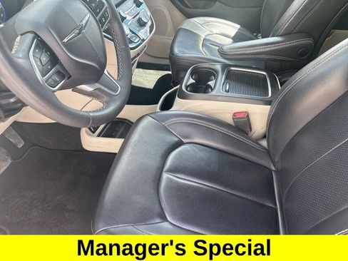 Used 2023 Chrysler Pacifica Touring-L FWD image 11