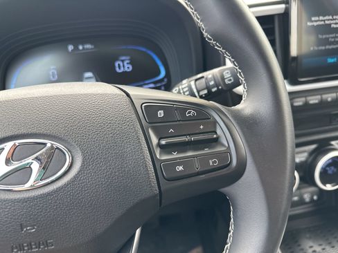 Used 2023 Hyundai Venue Limited FWD image 40