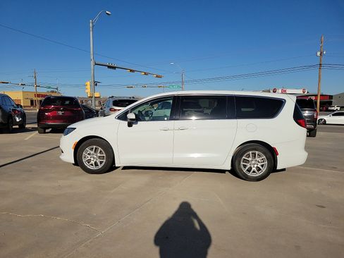 Used 2023 Chrysler Voyager LX image 4