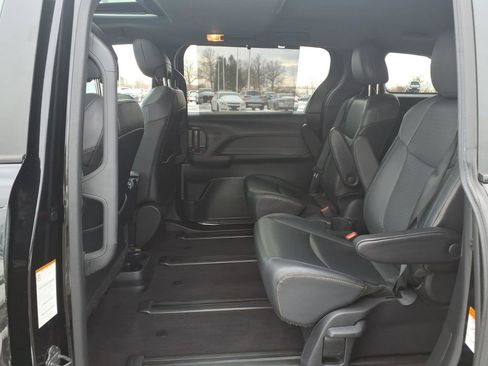 Certified 2022 Toyota Sienna XLE Woodland Edition image 26