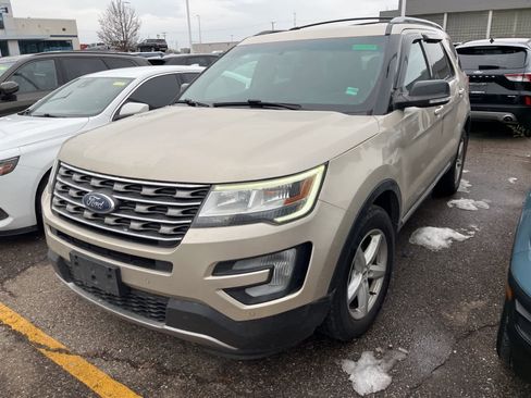 Used 2017 Ford Explorer XLT w/ Equipment Group 202A image 4