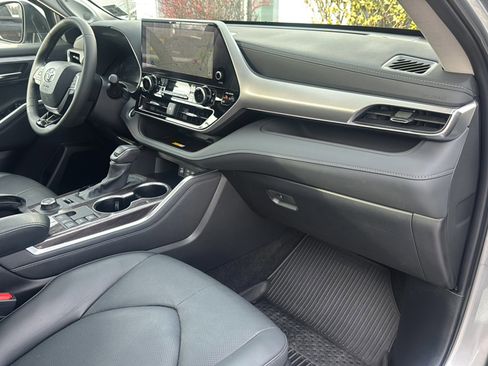 Used 2024 Toyota Highlander Platinum image 11