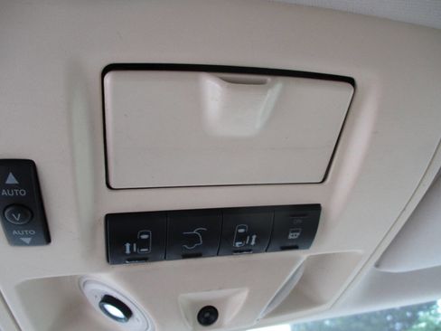 Used 2008 Chrysler Town & Country Limited w/ Entertainment Group #3 FWD image 17