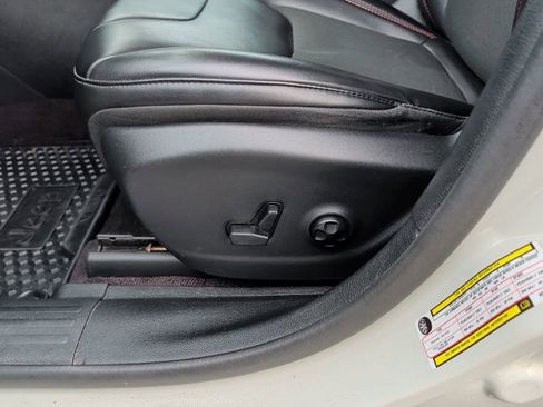 Used 2019 Jeep Cherokee Trailhawk w/ Cold Weather Group image 30