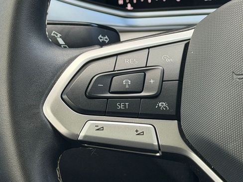 Certified 2025 Volkswagen Taos SE FWD image 15