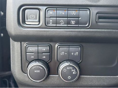 Used 2023 Chevrolet Tahoe Z71 w/ Luxury Package AWD/4WD image 29