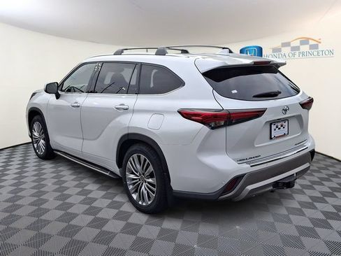 Used 2024 Toyota Highlander Platinum AWD/4WD image 4