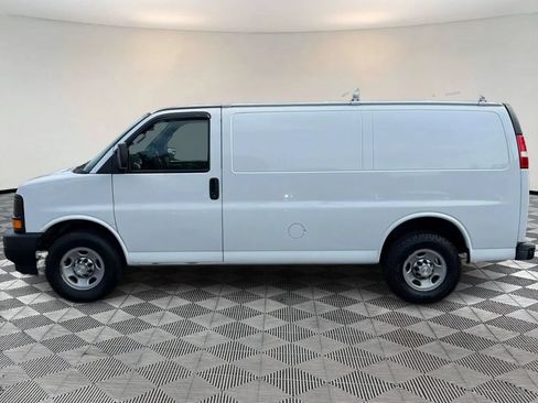 Used 2017 Chevrolet Express 2500 RWD image 4