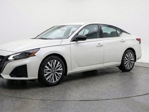 Used 2025 Nissan Altima 2.5 SV FWD image 3