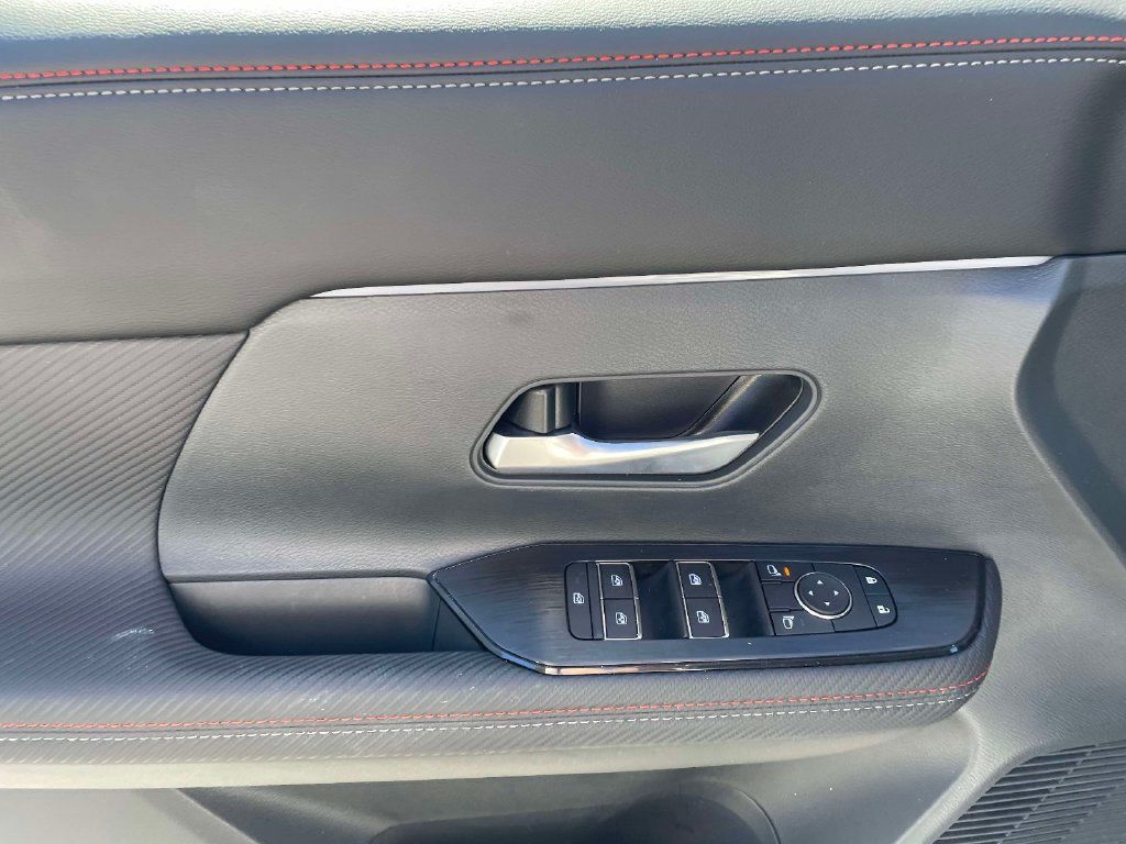 Used 2025 Nissan Kicks SR AWD/4WD image 18