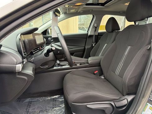 Used 2024 Hyundai Elantra SEL w/ Convenience Package image 11
