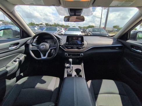 Used 2025 Nissan Altima 2.5 SV FWD image 25