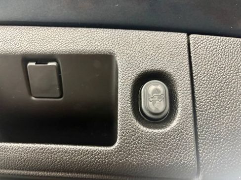 Used 2019 GMC Yukon XL SLT w/ Graphite Performance Edition RWD image 42