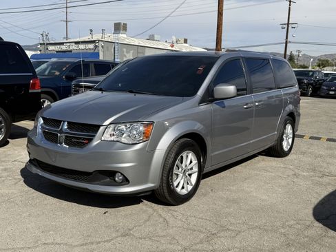 Used 2019 Dodge Grand Caravan SXT image 2