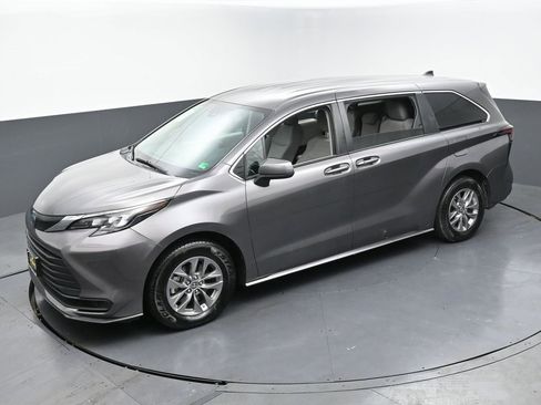 Used 2024 Toyota Sienna LE image 43