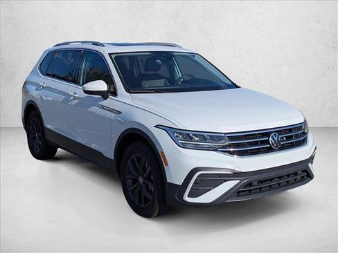 Used 2024 Volkswagen Tiguan SE image 3