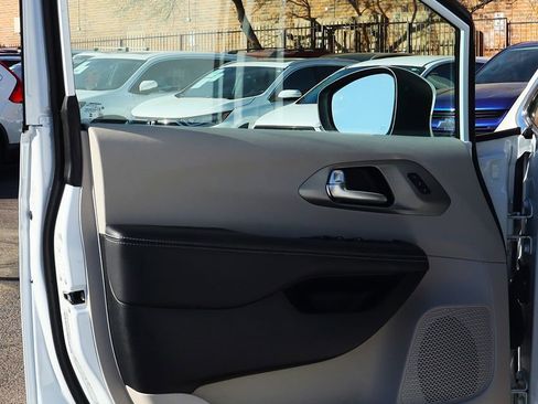 Used 2023 Chrysler Pacifica Touring-L image 40