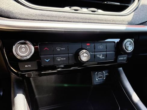 Used 2023 Jeep Compass Latitude AWD/4WD image 18