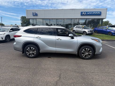 Used 2020 Toyota Highlander XLE AWD/4WD image 2
