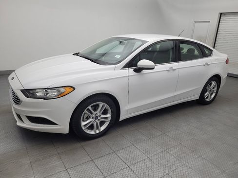 Used 2018 Ford Fusion SE FWD image 2